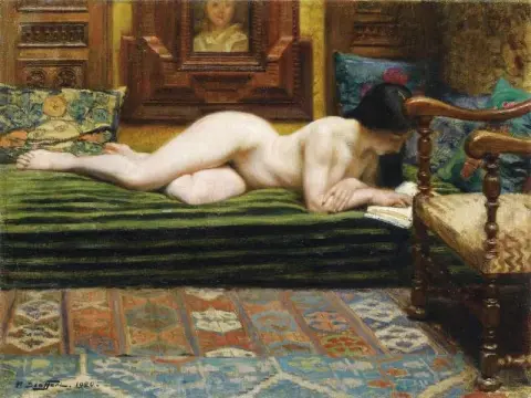 Молодая женщина читает