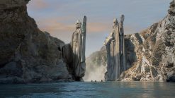 Hobbits navigate through Argonath 2